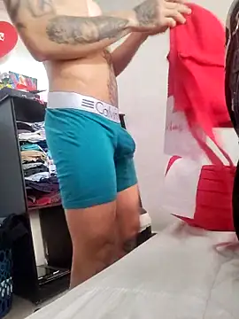 Snapshot of rey692 chatting on February 25, 2026, 1:44 pm rey692 online show from February 25, 2026, 1:44 pm