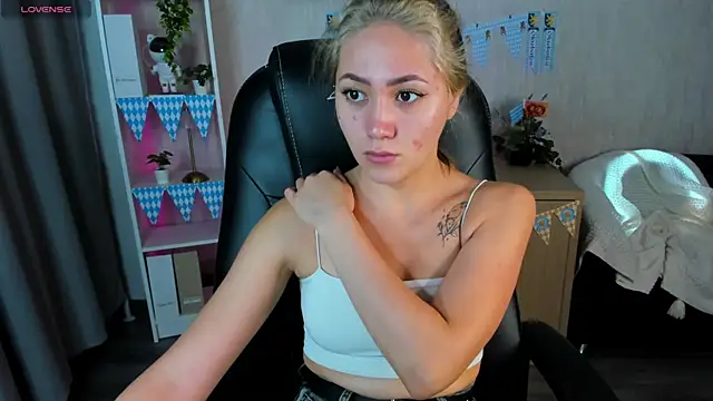 Snapshot of Bellalovesss chatting on October 7, 2025, 7:53 am Bellalovesss online show from October 7, 2025, 7:53 am