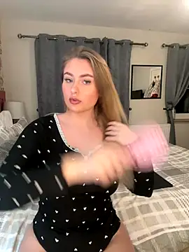 Snapshot of lucyRose_xoxox chatting on October 31, 2025, 8:05 pm lucyRose xoxox online show from October 31, 2025, 8:05 pm