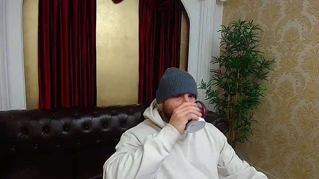 Snapshot of AdamJamesonn chatting on December 17, 2025, 5:45 am AdamJamesonn online show from December 17, 2025, 5:45 am