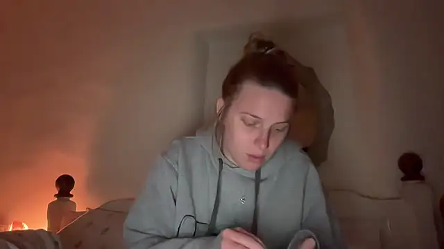 Snapshot of Ella-82 chatting on June 1, 2026, 8:19 pm Ella-82 online show from June 1, 2026, 8:19 pm