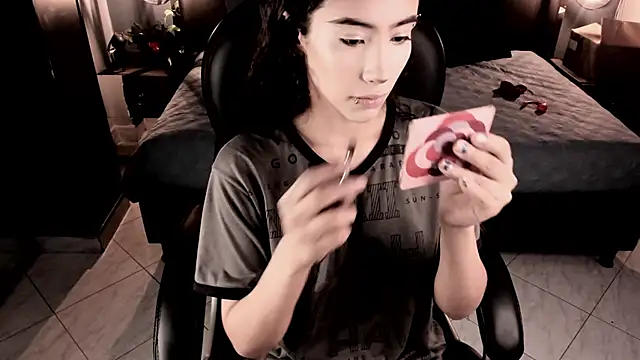 vaiolethsan   online show from December 17, 2025, 8:36 pm