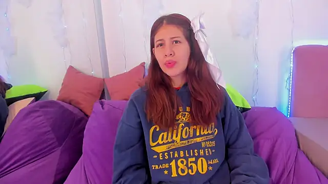 MiaQueen021 online show from October 1, 2025, 2:32 pm