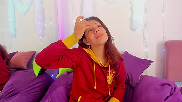 MiaQueen021 online show from September 25, 2025, 2:23 pm