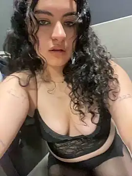 Snapshot of curlycurvybaddie chatting on January 15, 2025, 10:13 pm curlycurvybaddie online show from January 15, 2025, 10:13 pm