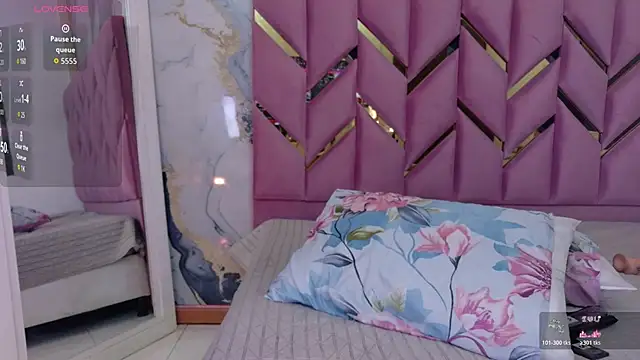 hotiergirl online show from March 13, 2026, 12:32 pm