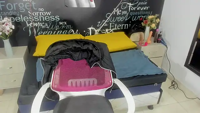 Snapshot of EmmySweett2 chatting on October 27, 2025, 1:23 pm EmmySweett2 online show from October 27, 2025, 1:23 pm