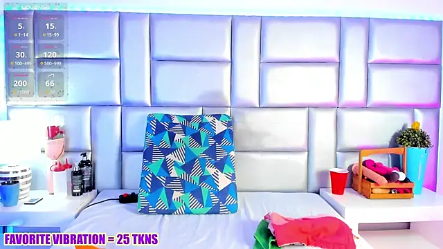 LovelyNickii online show from April 15, 2026, 1:15 pm