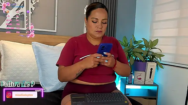 Snapshot of Elise-Leyton chatting on June 3, 2026, 5:28 pm Elise-Leyton online show from June 3, 2026, 5:28 pm