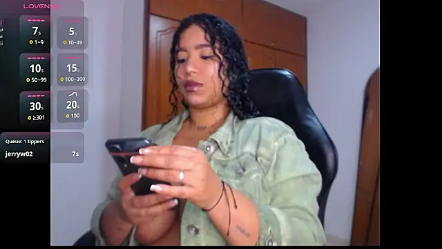 Snapshot of leslycarsson chatting on January 14, 2026, 2:37 am leslycarsson online show from January 14, 2026, 2:37 am