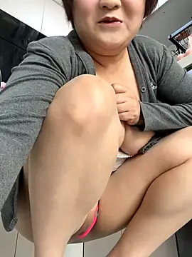 Snapshot of Hey-Cute chatting on December 14, 2025, 2:29 am Hey-Cute online show from December 14, 2025, 2:29 am