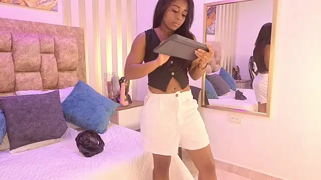 Snapshot of avis_lara chatting on December 15, 2025, 8:03 pm avis lara online show from December 15, 2025, 8:03 pm