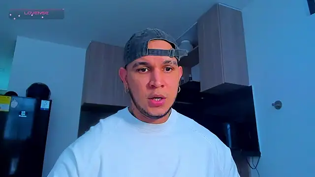 Snapshot of austinoficial chatting on May 13, 2026, 9:44 pm austinoficial online show from May 13, 2026, 9:44 pm