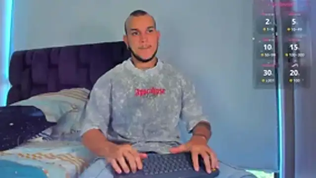 Snapshot of austinoficial chatting on February 11, 2026, 9:14 pm austinoficial online show from February 11, 2026, 9:14 pm