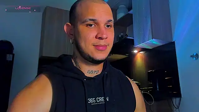 Snapshot of austinoficial chatting on May 15, 2026, 2:42 am austinoficial online show from May 15, 2026, 2:42 am
