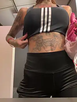 Snapshot of Black_sweet_Rose chatting on February 5, 2025, 6:04 pm Black sweet Rose online show from February 5, 2025, 6:04 pm