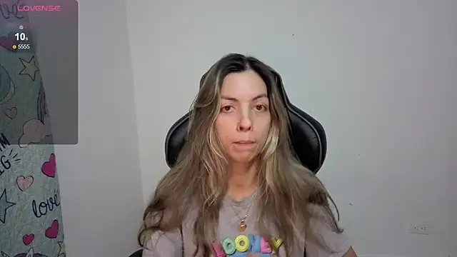 Snapshot of Princezzlove3 chatting on December 16, 2025, 1:32 am Princezzlove3 online show from December 16, 2025, 1:32 am