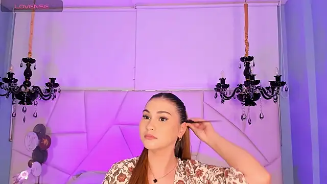 Snapshot of Aitana_Hilton_ chatting on October 8, 2025, 12:07 pm Aitana Hilton online show from October 8, 2025, 12:07 pm