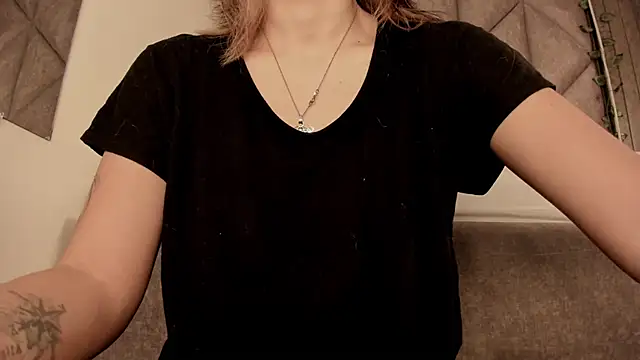 Snapshot of SabrinaSpell_ chatting on December 15, 2025, 11:49 am SabrinaSpell online show from December 15, 2025, 11:49 am