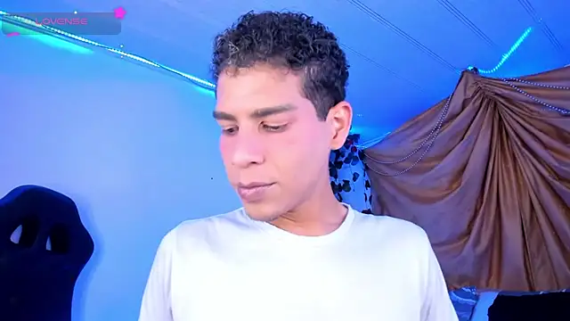 Snapshot of Ethan_Boyy chatting on November 20, 2025, 10:20 pm Ethan Boyy online show from November 20, 2025, 10:20 pm