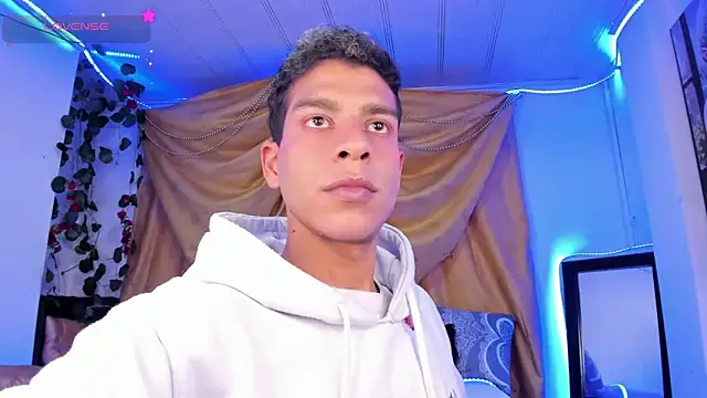 Snapshot of Ethan_Boyy chatting on November 10, 2025, 10:37 pm Ethan Boyy online show from November 10, 2025, 10:37 pm