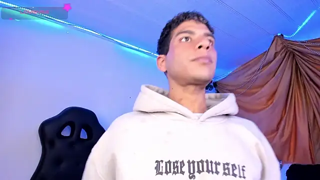 Snapshot of Ethan_Boyy chatting on November 17, 2025, 10:14 pm Ethan Boyy online show from November 17, 2025, 10:14 pm