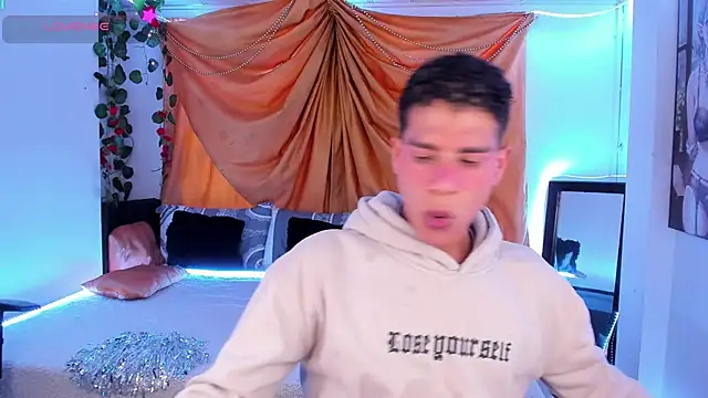 Snapshot of Ethan_Boyy chatting on October 28, 2025, 9:47 pm Ethan Boyy online show from October 28, 2025, 9:47 pm