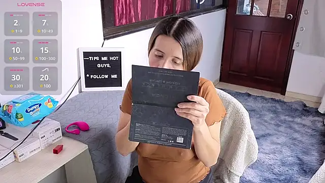 SexLaura  online show from March 19, 2025, 10:31 pm