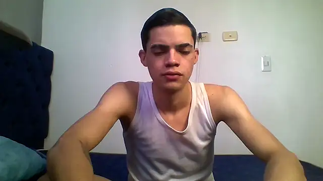 Snapshot of Latinos_2001 chatting on July 6, 2026, 2:13 pm Latinos 2001 online show from July 6, 2026, 2:13 pm