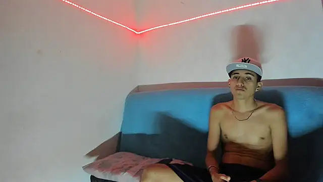 Snapshot of Latinos_2001 chatting on February 16, 2025, 1:03 am Latinos 2001 online show from February 16, 2025, 1:03 am