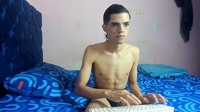 Latinos 2001 online show from March 25, 2026, 12:33 am