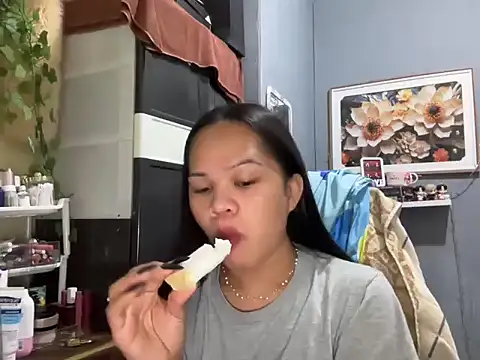 SophiaCourthaway online show from December 17, 2025, 9:47 am