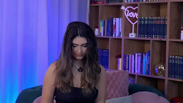 Snapshot of SarahPeach8 chatting on January 7, 2026, 1:43 am SarahPeach8 online show from January 7, 2026, 1:43 am