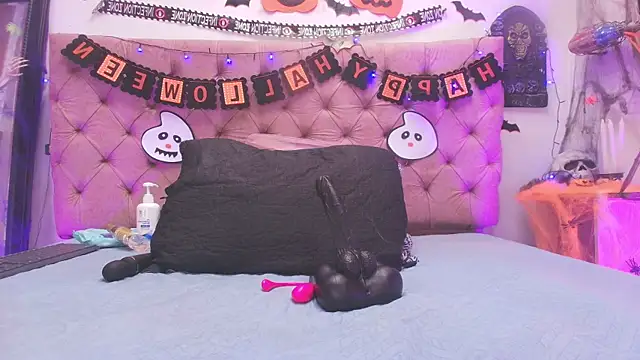 Auroraa miller online show from October 28, 2025, 11:53 am