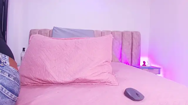 Auroraa miller online show from November 29, 2025, 11:54 am