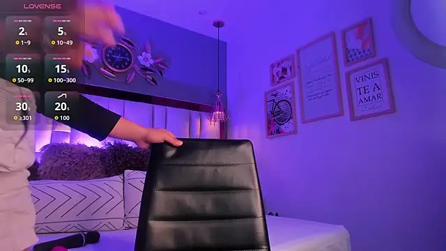 Snapshot of ArianaGolden chatting on October 15, 2025, 2:14 pm ArianaGolden online show from October 15, 2025, 2:14 pm