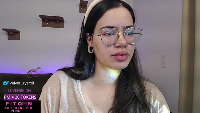 Snapshot of crystalll_room chatting on October 26, 2025, 7:31 am crystalll room online show from October 26, 2025, 7:31 am