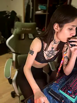 Snapshot of mollyEXD chatting on December 15, 2025, 10:15 pm mollyEXD online show from December 15, 2025, 10:15 pm