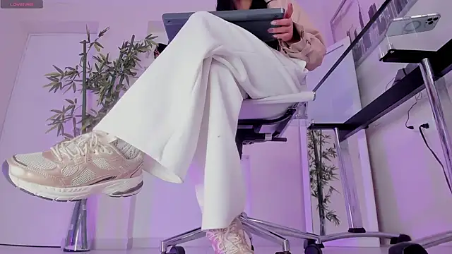 Snapshot of hannah_howeell__ chatting on November 4, 2025, 9:46 am hannah howeell online show from November 4, 2025, 9:46 am