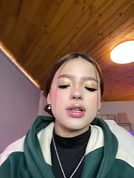 Snapshot of Sofia18_pinkk chatting on March 3, 2025, 9:05 pm Sofia18 pinkk online show from March 3, 2025, 9:05 pm