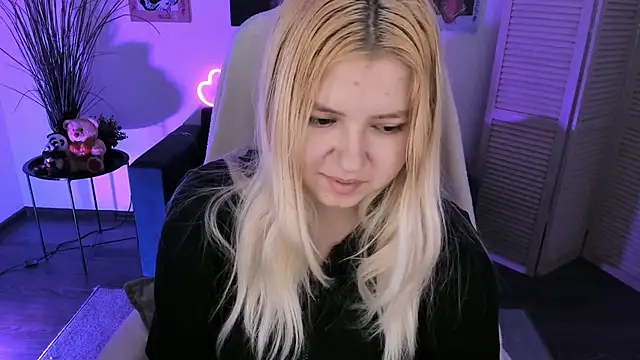 Snapshot of DiaAngell chatting on November 28, 2025, 7:47 pm DiaAngell online show from November 28, 2025, 7:47 pm