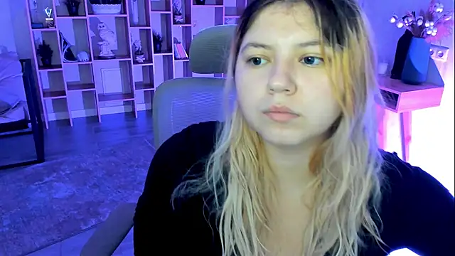 Snapshot of DiaAngell chatting on November 5, 2025, 7:28 pm DiaAngell online show from November 5, 2025, 7:28 pm