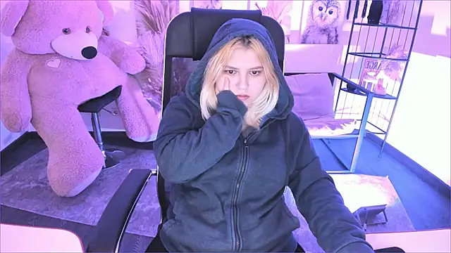 Snapshot of DiaAngell chatting on December 13, 2025, 8:04 pm DiaAngell online show from December 13, 2025, 8:04 pm