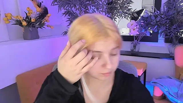 Snapshot of DiaAngell chatting on November 14, 2025, 8:01 pm DiaAngell online show from November 14, 2025, 8:01 pm