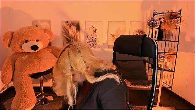 Snapshot of DiaAngell chatting on December 17, 2025, 7:30 pm DiaAngell online show from December 17, 2025, 7:30 pm