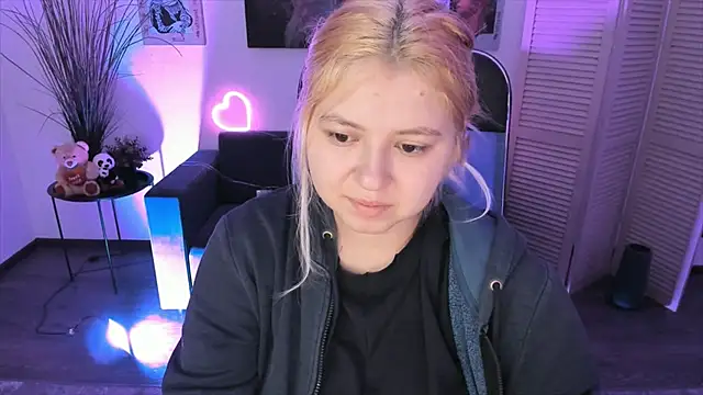 Snapshot of DiaAngell chatting on November 23, 2025, 7:46 pm DiaAngell online show from November 23, 2025, 7:46 pm