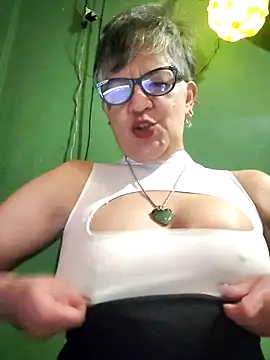 ilonna2025 online show from October 23, 2025, 10:41 pm