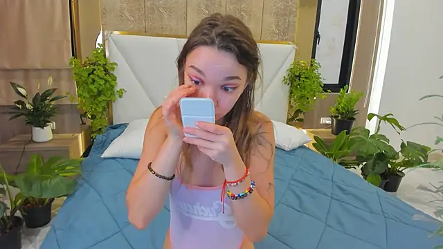 SusannJohnson online show from December 17, 2025, 12:15 am