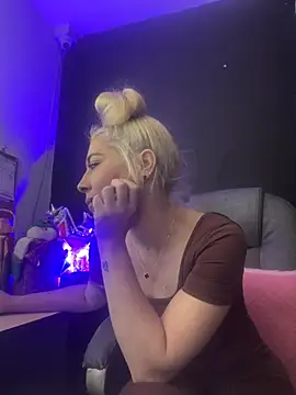 viktoria davis  online show from December 22, 2025, 10:43 pm