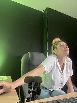 Snapshot of viktoria_davis_ chatting on March 7, 2025, 11:05 pm viktoria davis online show from March 7, 2025, 11:05 pm